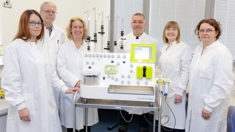 von_links_Jana_Leise_Dr_Wolfgang_Glienke_Professorin_Dr_Ulrike_Koehl_Christoph_Priesner_Anna_Magdalena_Kruel_und_Dr_Ruth_Esser_vom_Institut_fuer_Zelltherapeutika_MHHKaiser_01062016.jpg Institut für Zelltherapeutika