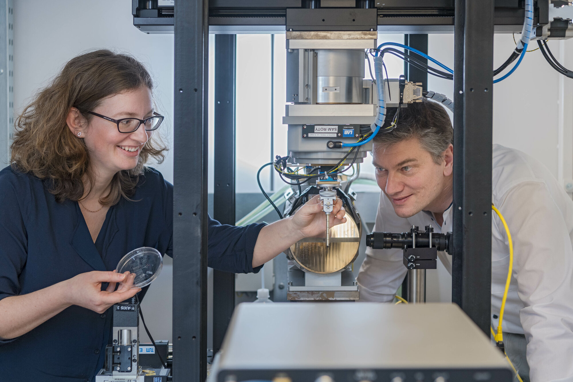 Dr_Madleen_Busse_und_Prof_Franz_Pfeiffer_am_Nano_CT-Geraet__Heddergott__TUM.jpg Dr. Madleen Busse und Prof. Franz Pfeiffer