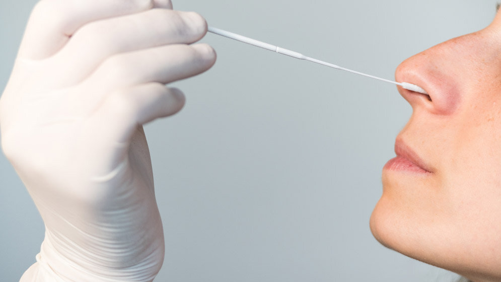 Corona_Abstrich__EstanisBS_stock_adobe_com.jpg Weniger PCR-Tests