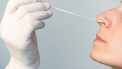 Corona_Abstrich__EstanisBS_stock_adobe_com.jpg Weniger PCR-Tests