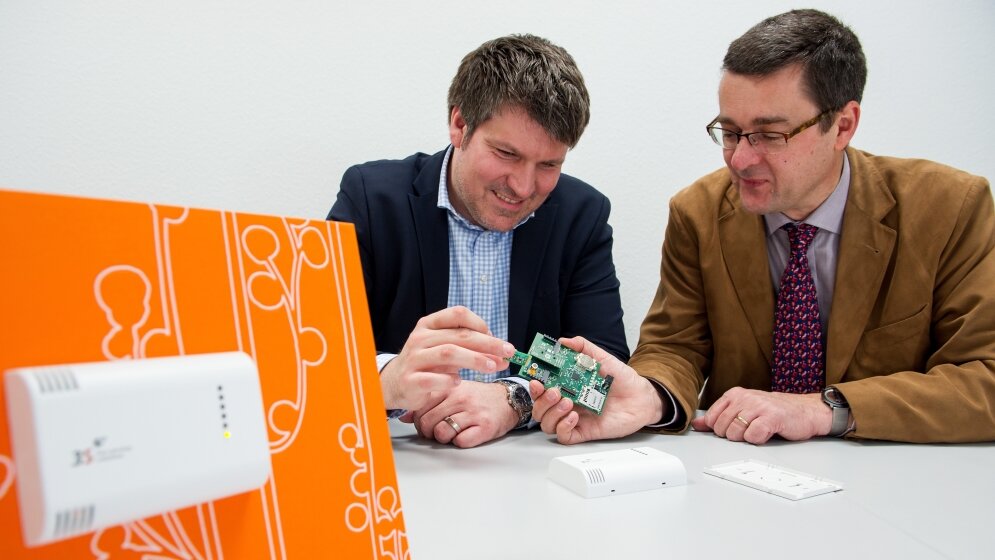 Prof_Andreas_Schuetze_r_und_Thorsten_Conrad_3S_GmbH_entwickeln_Sensorsystem_fuer_Luftschadstoffe_zur_Marktreife_Foto_Oliver_Dietze_04052016.jpg Sensorsystem für Luftschadstoffe