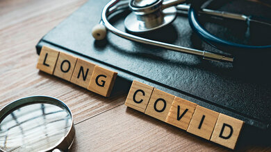 Long-/Post-COVID-Syndrom Titelbild zum Fachbeitrag im Rahmen des Schwerpunktthemas zum Long-/Post-COVID-Syndrom