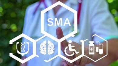 Spinale Muskelatrophie und Neugeborenen-Screening Fotomontage mit verschiedenen Symbolen, unter anderem der Abkürzung für Spinale Muskelatrophie