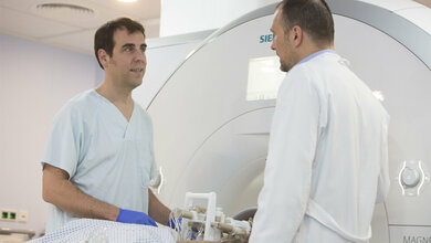 Oberarzt_PD_Dr_Michael_Moche_links_und_Dr_Harald_Busse_Leitender_Medizinphysiker_Stefan_Straube_Universitaetsklinikum_Leipzig.jpg Oberarzt PD Dr. Michael Moche (links) und Dr. Harald Busse