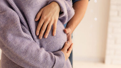 Schwangerschaft_Einfluss_von_PFAS.jpg Schwangere Frau und ihr Partner umfassen den Bauch.