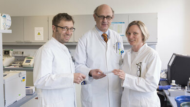 Prof_Dietger_Niederwieser_Dr_Jacqueline_Maier_Dr_Sebastian_Schwind_Stefan_Straube_Universitaetsklinikum_Leipzig.jpg Prof. Dietger Niederwieser und Mitarbeiter