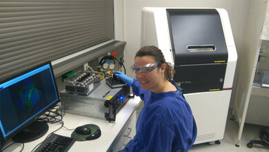 Ramona_Businger_am_High_End_Mikroskop_System_Fotograf_Michael_Schindler_19072016.jpg Ramona Businger