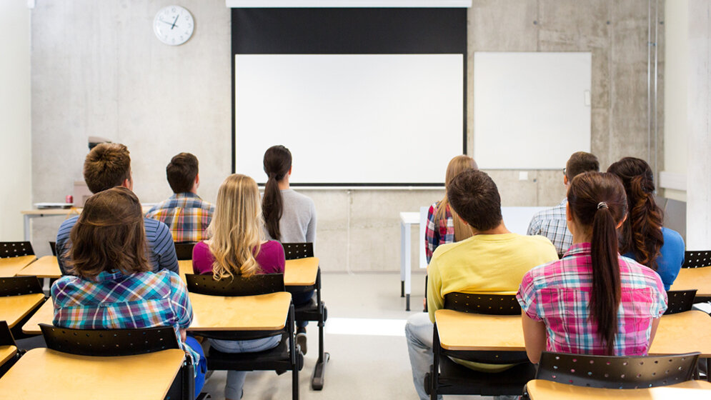 Fotolia_103159951_group_of_students_in_lecture_hall_Syda_Productions_11032016.jpg Berufsausweis