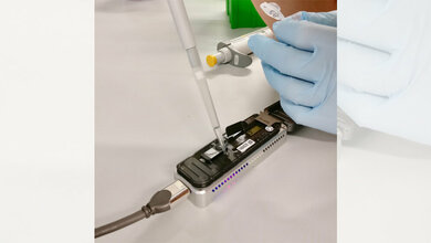 Sequenzierungsgeraet_Pay_Giesselmann_Max_Planck_Institut_für_molekulare_Genetik.jpg Sequenzierungsgerät