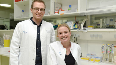 Zuechten_Oligodendrozyten_Prof_Tanja_Kuhlmann_und_Dr_Marc_Ehrlich_vom_Institut_fuer_Neuropathologie_FZ_E_Deiters_Keul.jpg Prof. Tanja Kuhlmann und Dr. Marc Ehrlich