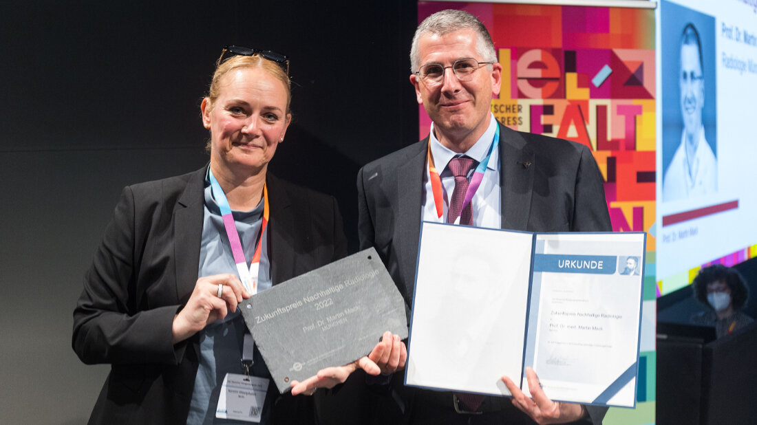 Bild_4.jpg r. Kerstin Westphalen überreicht den neuen Zukunftspreis Nachhaltige Radiologie an Prof. Dr. Martin Mack