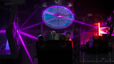 Interferometer_mit_dem_Faser_Bragg_Gitter_in_den_Faserkern_geschrieben_werden_Foto_Sven_Doering.jpg Interferometer