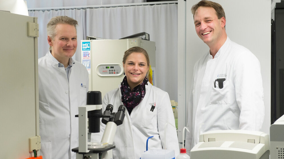 Erforschten_Wirkung_eines_Zuckers_auf_Arteriosklerose_Prof_Dr_Eicke_Latz_Alena_Grebe_Dr_Sebastian_Zimmer_Universitaetsklinikum_Bonn_Foto_Barbar_Frommann_Uni_Bonn_07042016.jpg Prof. Dr. Eicke Latz und Alena Grebe sowie Dr. Sebastian Zimmer