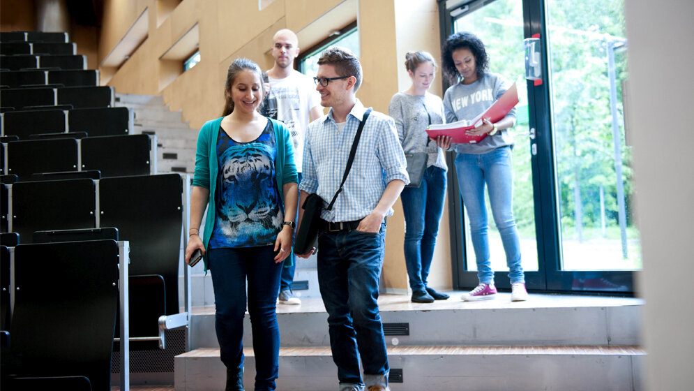 Studierende_der_Universitaet_Ulm_Eberhardt_Uni_Ulm.jpg Studierende der Universität Ulm