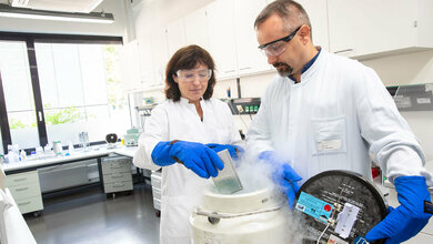 Prof_Dr_Britta_Eiz_Vesper_und_Prof_Dr_Thomas_Skripuletz_MHH.jpg Professorin Dr. Britta Eiz-Vesper und Professor Dr. Thomas Skripuletz