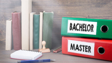 Vom Gesundheitsberuf zum Bachelor- und Masterabschluss Foto mit Aktenordnern, deren Rücken beschriftet ist mit „Bachelor“ und „Master“