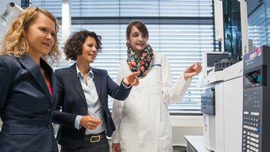 Andrea_Messmer_MTLA_r_erlaeutert_Katrin_Toenshoff_Mitte_und_Dr_Ingrid_Rupp_die_Funktionsweise_Universitaetsklinikum_Heidelberg_17052016.jpg neue Analysegeräte im Stoffwechsellabor