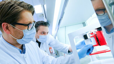 Dr_Rouven_Berndt_links_mit_einem_der_erworbenen_3D_Drucker_Foto_UKSH.jpg Dr. Rouven Berndt