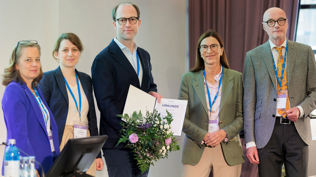 Preistraeger_DGKL.jpg Dr. Jan Middeke (Mitte) bei der Preisverleihung