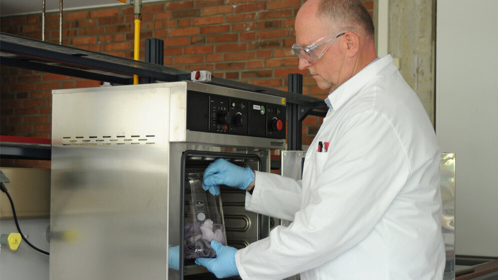 Nanogold_Loesung_getraenkte_Baumwollunterhemd_Hochschule_OWL_Katharina_Thehos.jpg In Nanogold-Lösung getränktes Baumwollunterhemd