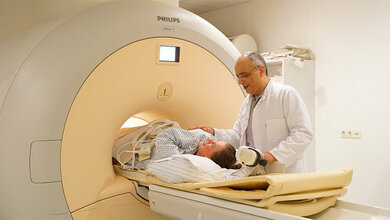 Ulrike_W_hier_mit_MTRA_Alireza_K_gehoert_zu_den_ersten_werdenden_Muettern_der_Studie.jpg Ulrike W. (hier mit MTRA Alireza K.)