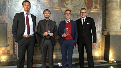 von_links_Dr_Thomas_Bocklitz_Professor_Michael_Schmitt_Professor_Juergen_Popp_und_Professor_Andreas_Tuennermann_Leibniz_IPHT.jpg Dr. Thomas Bocklitz, Professor Michael Schmitt, Professor Jürgen Popp und Professor Andreas Tünnermann