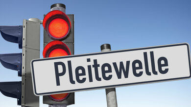Pleite_AdobeStock_407524923.jpg Schild mit Pleitewelle