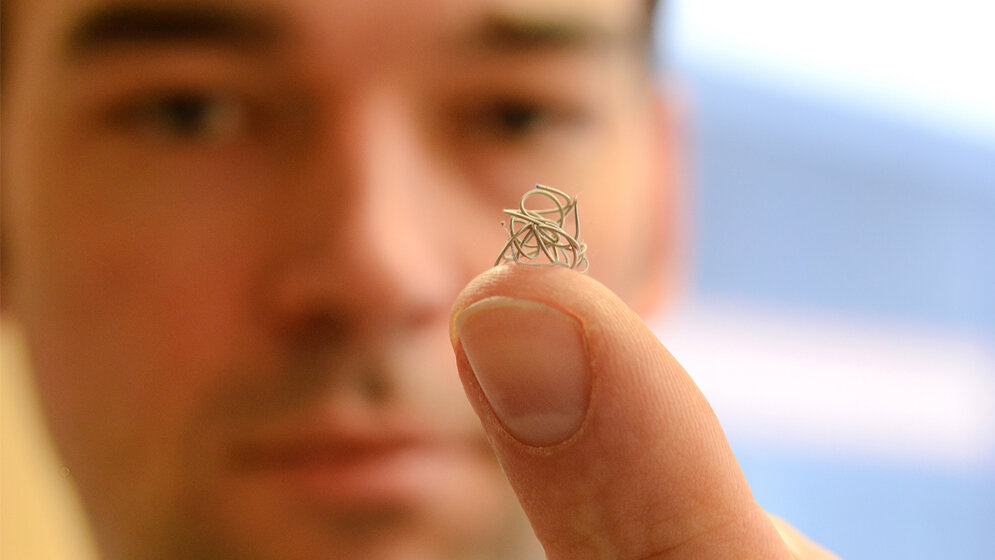 8_mm_Coil_Drahtknaeul_Klinikum_der_Universitaet_Muenchen.jpg 8 mm Coil (Drahtknäul) auf einer Fingerkuppe