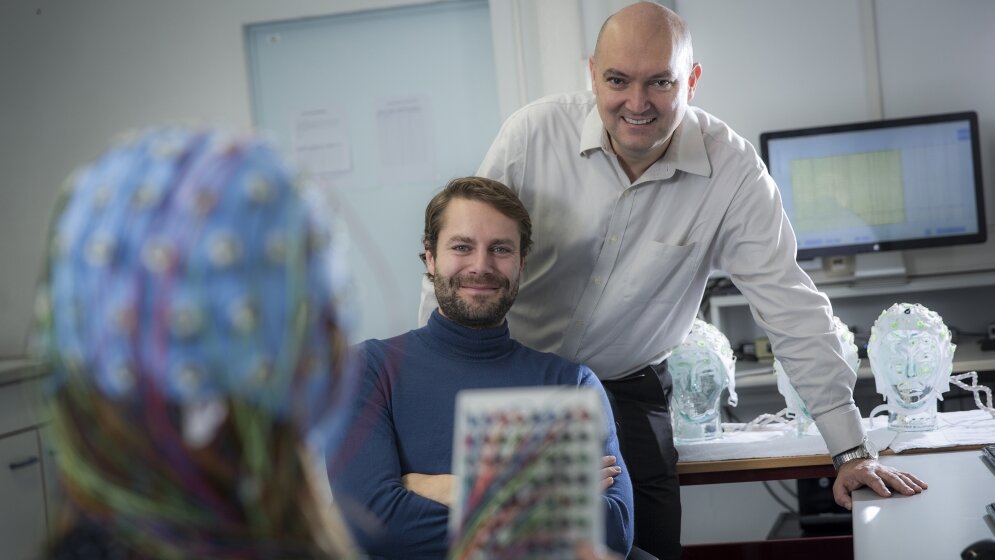 Dr_Adrian_Fischer_li_und_Prof_Dr_Markus_Ullsperger_im_EEG_Labor_Foto_Center_for_Behavioral_Brain_Sciences_Universitaet_Magdeburg_Dirk_Mahler_15042016.jpg Dr. Adrian Fischer (li.) und Prof. Dr. Markus Ullsperger