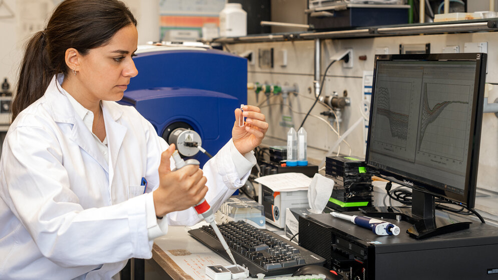 Doktorandin_Pamina_Kazman_untersucht_die_Faltung_und_Stabilitaet_von_Antikoerper_Domaenen_am_Zirkulardichroismus_Spektrometer_Andreas_Heddergott_TUM.jpg Doktorandin Pamina Kazman