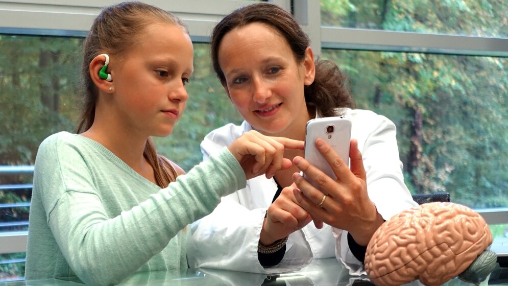 Minisensorsystem_im_zukuenftigen_Einsatz_Signale_auf_epileptische_Anfaelle_auswertet_Foto_Rainer_Surges_08042016.jpg Das Minisensorsystem im zukünftigen Einsatz.