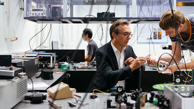 Juergen_Popp_links_wissenschaftlicher_Direktor_des_Leibniz_IPHT_und_Tobias_Meyer_Foto_Sven_Doering_Leibniz_IPHT.jpg Jürgen Popp (links), wissenschaftlicher Direktor des Leibniz-IPHT, und Tobias Meyer