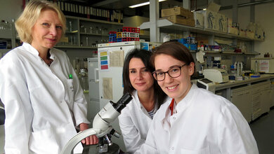 Medizinprofessorin_Dr_Magdalena_Huber_und_ihre_MitarbeiterinnenFoto_Alekhya_Porapu.jpg Prof. Dr. Magdalena Huber und ihre Mitarbeiterinnen