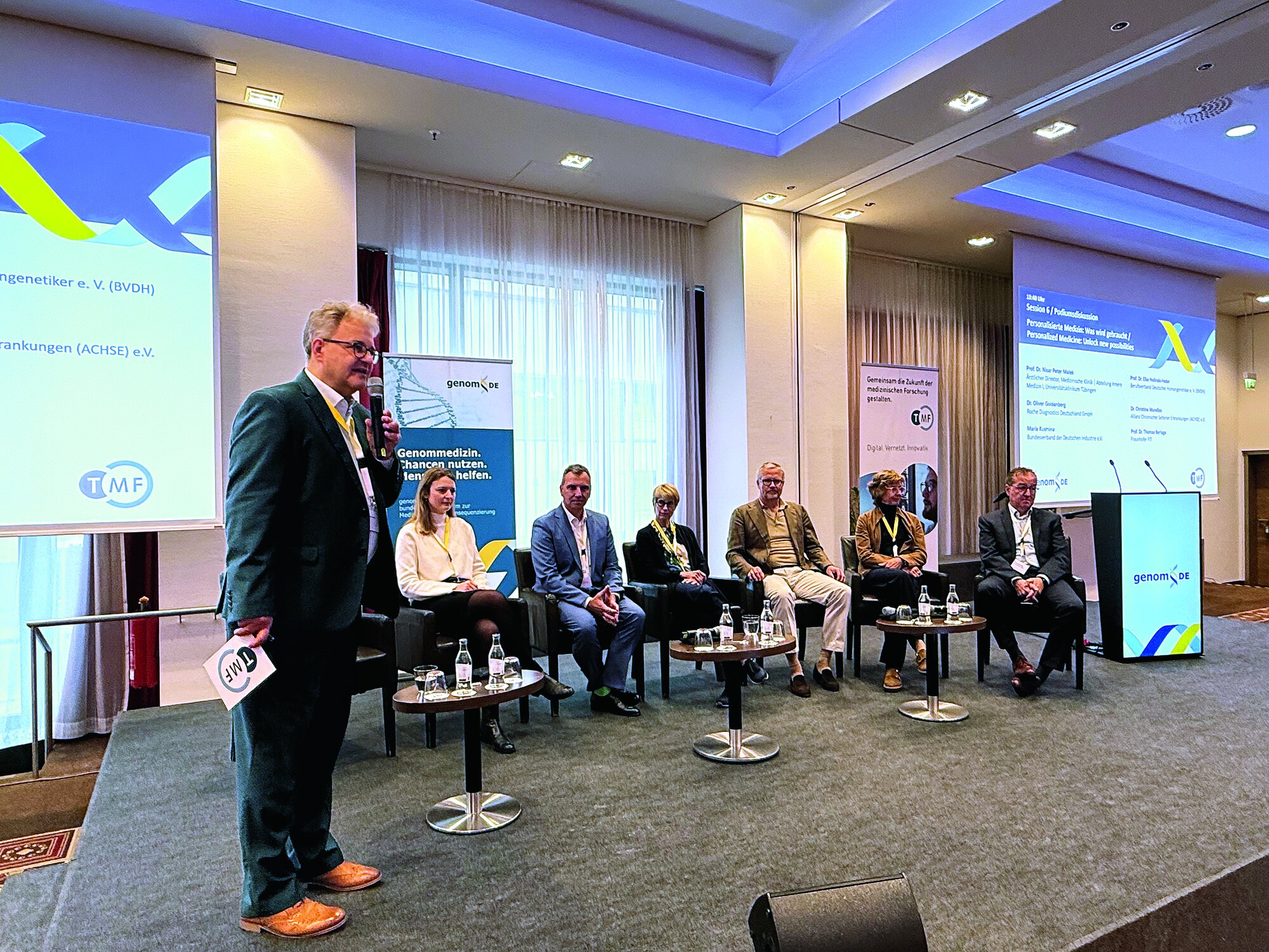 Genommedizin in der Versorgung Foto von der Podiumsdiskussion zur personalisierten Medizin mit Sebastian C. Semler