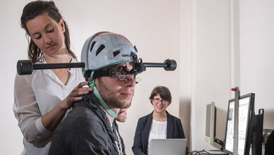 Dr_Cecilia_Ramaioli_links_ueberprueft_den_Sitz_des_Helms_mit_Gewichten_A_Heddergott_TUM.jpg Dr. Cecilia Ramaioli (links) überprüft den Sitz des Helms mit Gewichten