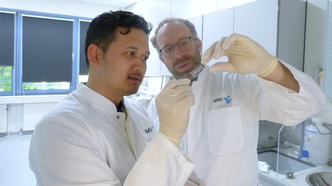 Tengku_Ibrahim_Maulana_links_und_Prof_Peter_Loskill_mit_dem_Chip.jpg Tengku Ibrahim Maulana (links) und Prof. Peter Loskill