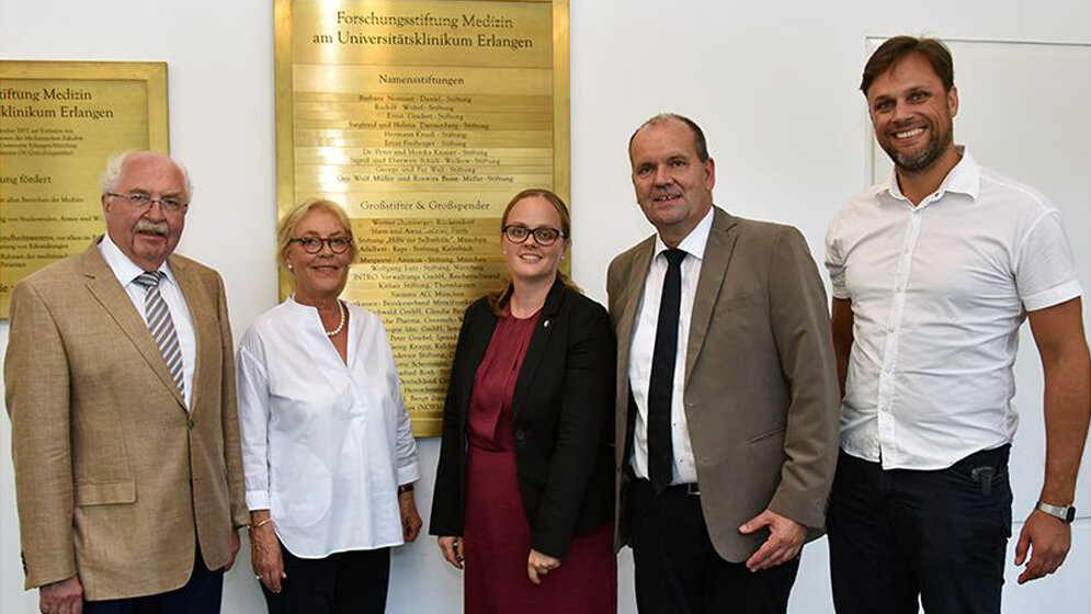 Vor_der_Spendertafel_der_Forschungsstiftung_Medizin_Foto_Luise_Laufer_Uniklinikum_Erlangen.jpg Vor der Spendertafel der Forschungsstiftung Medizin