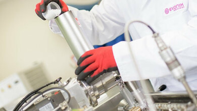 Evonik_22062016_Kopie.jpg Extruder mit Polymergranulat