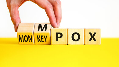 AdobeStock_1638358710.jpeg Holzwürfel mit der Beschriftung MPOX und MONKEYPOX.