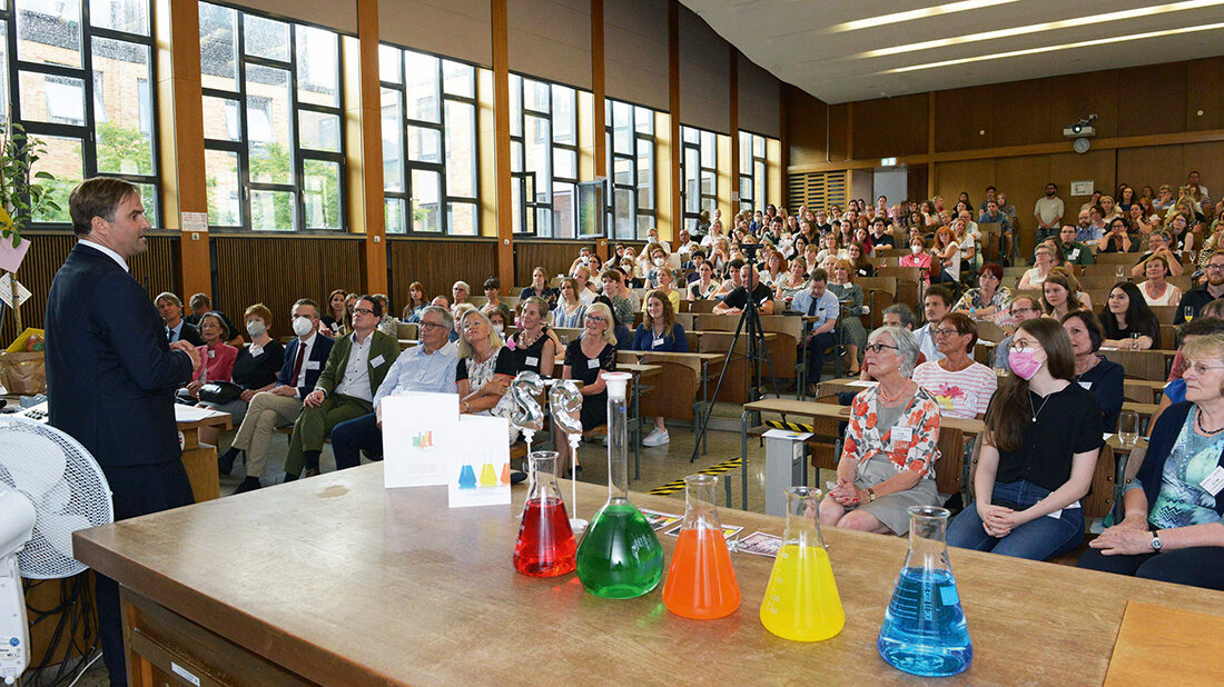 90+2-Jubiläum der Münchner Berufsfachschule für MTLA Titelbild des Berichts vom Festakt zum 90+2-Jubiläum der Münchner Berufsfachschule für MTLA