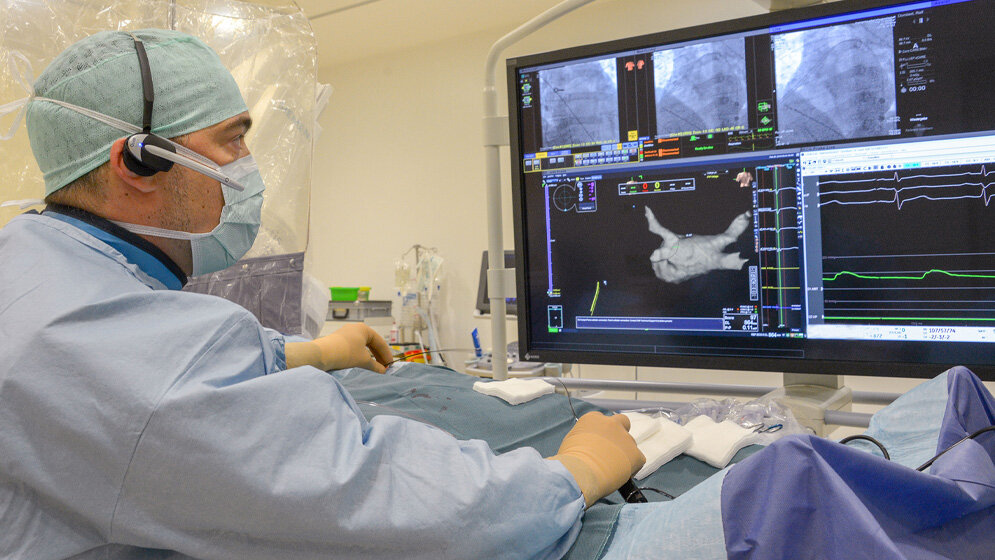 Prof_Dr_Philipp_Sommer_im_Herzkatheterlabor_Nummer_Sechs_Foto_Armin_Kuehn.jpg Prof. Dr. Philipp Sommer