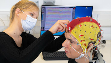 Doktorandin_Celina_von_Eiff_befestigt_Elektroden_Uni_Jena.jpg Doktorandin Celina von Eiff befestigt Elektroden