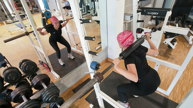 Krebspatientin_beim_Krafttraining__Medienzentrum_des_Universitaetsklinikums_Heidelberg.jpg Krebspatientin beim Krafttraining