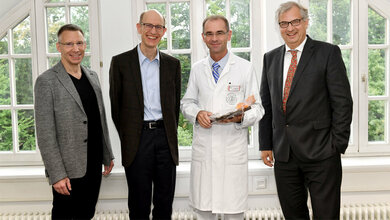 Die_Uebergabe_von_Reprotox_Foto_Juergen_Emmenlauer_St_Elisabeth_Stiftung.jpg Die Übergabe von Reprotox