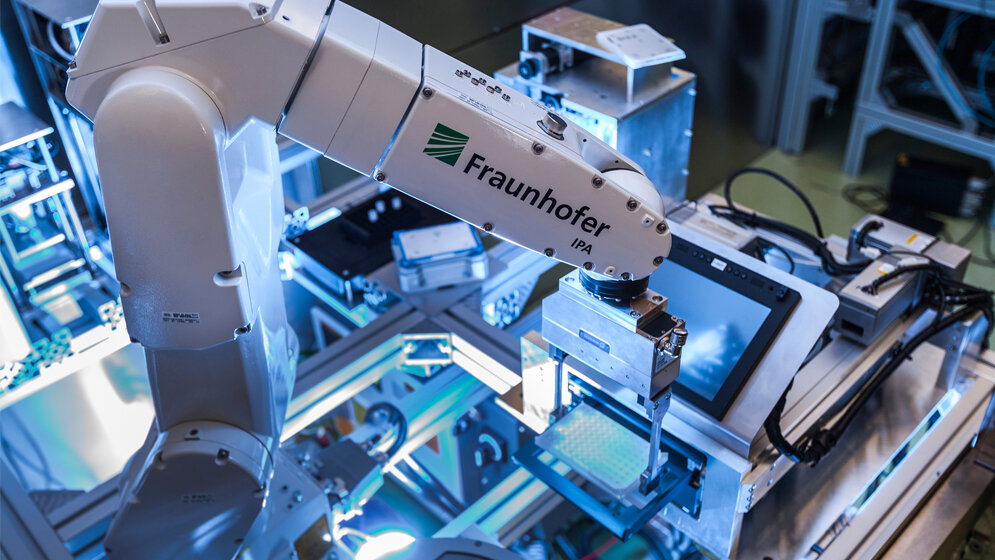 Automatisiertes_Beladen_des_I_DOTs_Fraunhofer_IPA_Rainer_Bez.jpg Automatisiertes Beladen des I-DOTs.