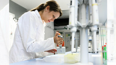 Julia_Kenzel_bei_der_Arbeit_im_Bioanalytik_Labor_der_Hochschule_Coburg_Hochschule_Coburg.jpg Julia Kenzel