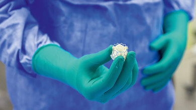 Vorhersage der Schrittmacherwahrscheinlichkeit durch TAVI-CT-basierte Prädiktoren
(Teil 1) Foto einer künstlichen Aortenklappe in der Hand eines Chirurgen