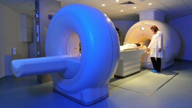 Kombination_aus_PET_und_MRT_Foto_HZDR_Frank_Bierstedt_20042016.jpg Kombination aus PET und MRT