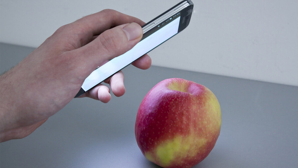 Per_Smartphone_den_Apfel_auf_Pestizid_Rueckstaende_untersuchen_Fraunhofer_IFF.jpg Per Smartphone den Apfel auf Pestizid-Rückstände untersuchen