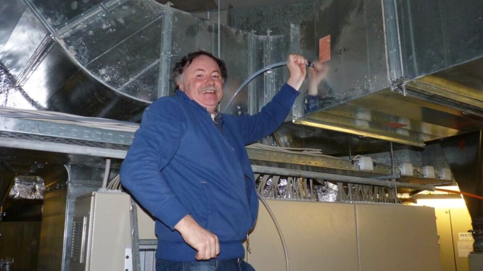 Thomas_Kluepfel__Abluft_Massenspektrometer_geleitet_MPI_fuer_Chemie_12052016.jpg Thomas Klüpfel